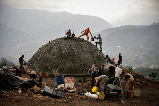4_walls_tire_structure_colombia_sustainable_trash_construction20.jpg