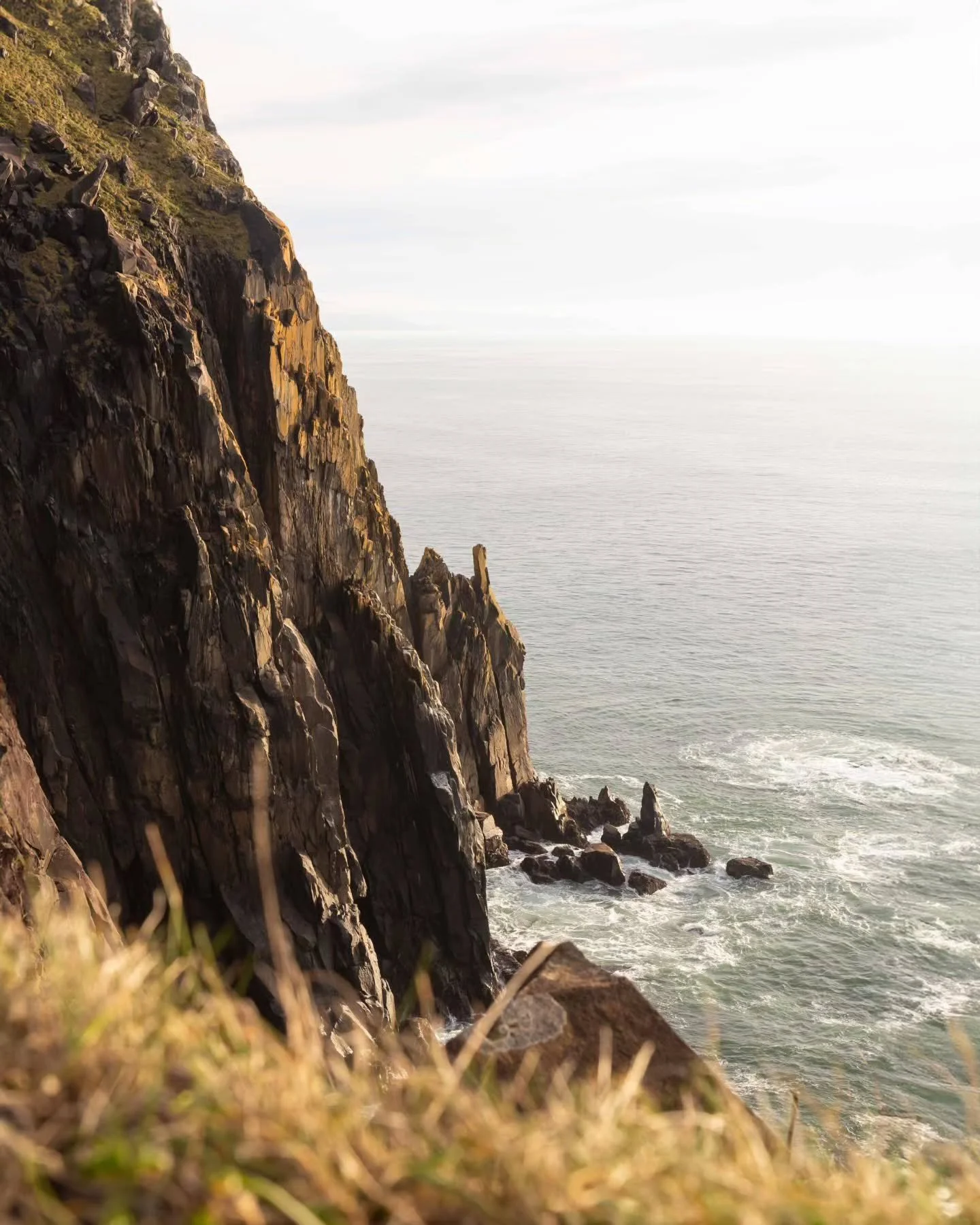 I've always loved this dramatic viewpoint. The cliffs seem otherworldly.

#pnwadventures #oregoncoast #cascadiaexplored