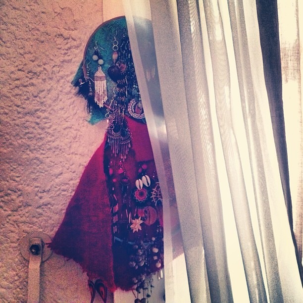 my #earring #holders are #morphing #pareidolia #seeing #faces in #things #aretes #aparecen #perfil de #persona