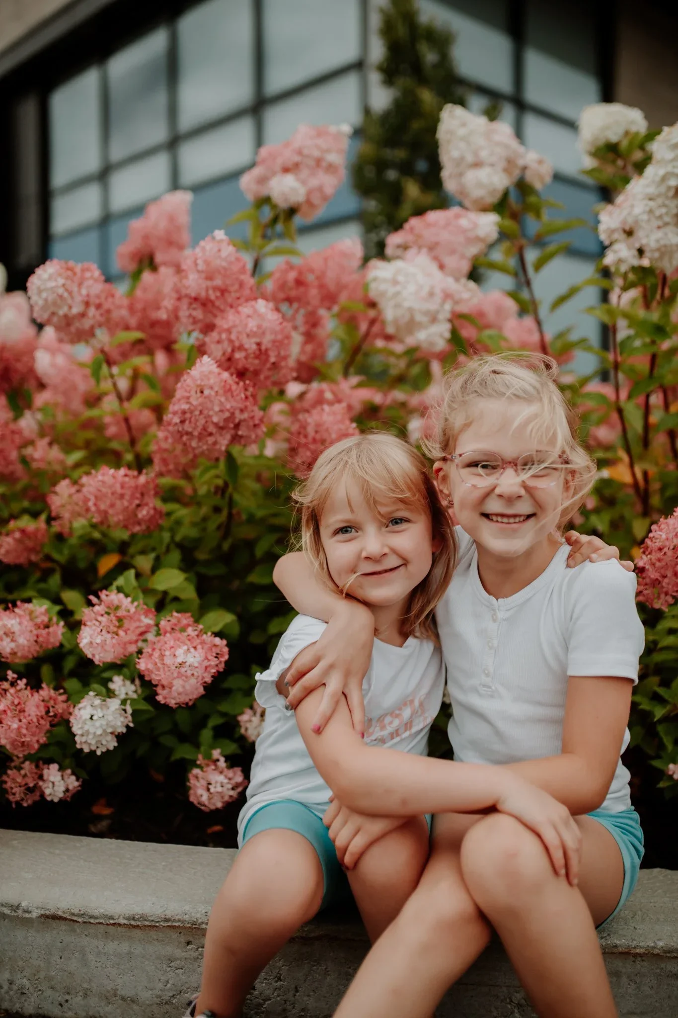 photographe-soeurs-enfants-fleurs-printemps-nature-4.webp