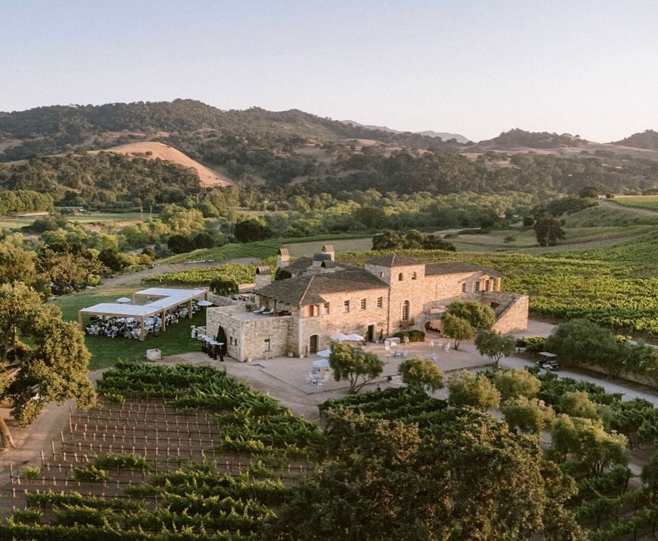 Few things are more magical than golden hour in the Santa Ynez Valley. Especially with a glass of Pinot in hand, am I right? 🍷
⠀⠀⠀⠀⠀⠀⠀⠀⠀
#sunstonewedding