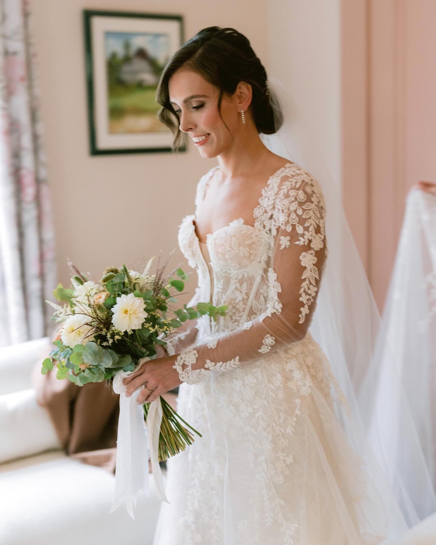 First look at Kelly and Alec&rsquo;s incredible wedding in New England earlier this month with @nicolesimeral. 
⠀⠀⠀⠀⠀⠀⠀⠀⠀
What a way to close out my 2023 season&hellip; we had sunshine that turned into a romantic rain, shot skis and late night Domino