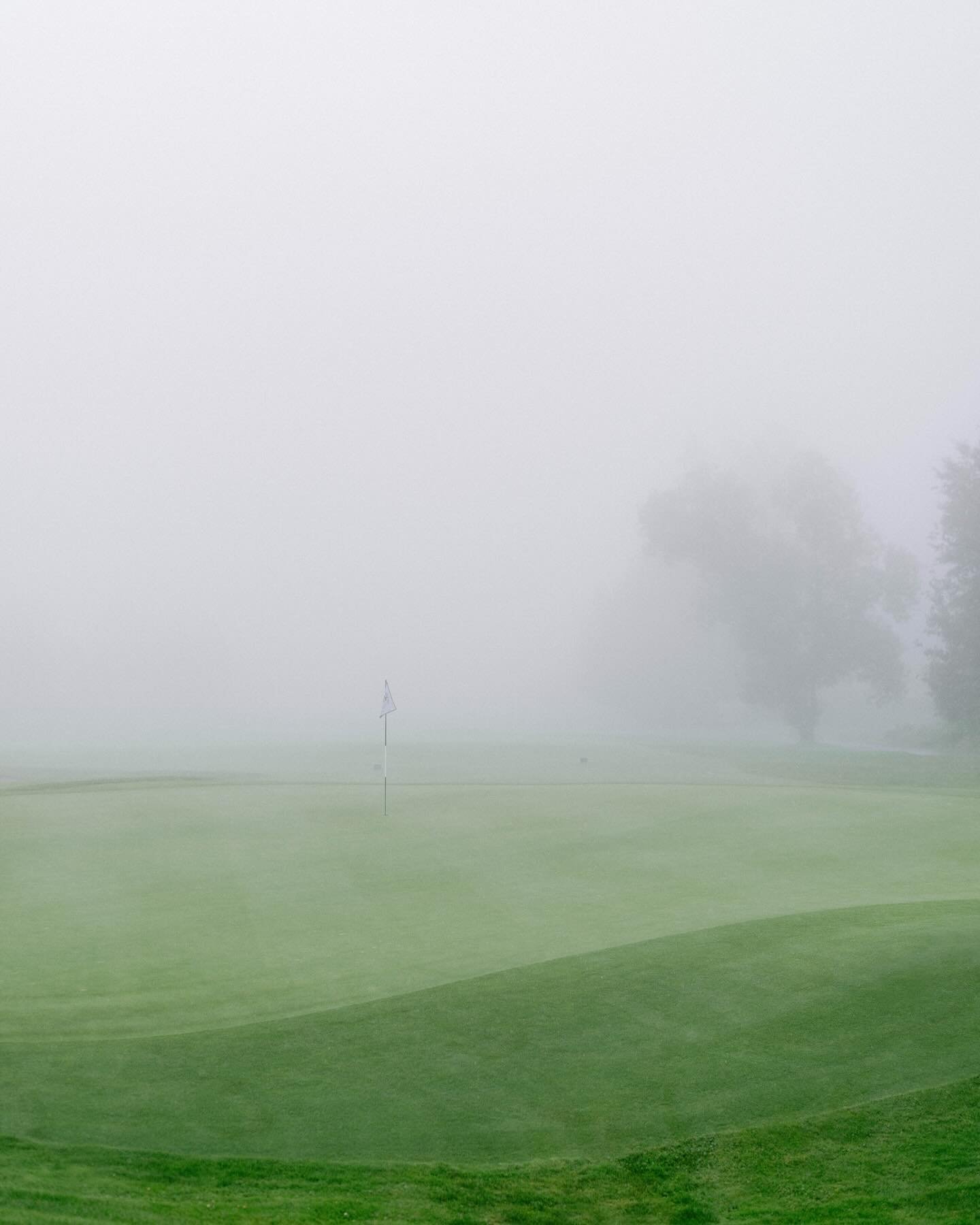 In honor of the Masters this weekend, we&rsquo;re looking back to Jennifer and Gustavo&rsquo;s welcome golf tourney at @fairmontmanoir with @tracytaylorward. It was the perfect misty morning activity to welcome everyone to the beautiful Charlevoix re