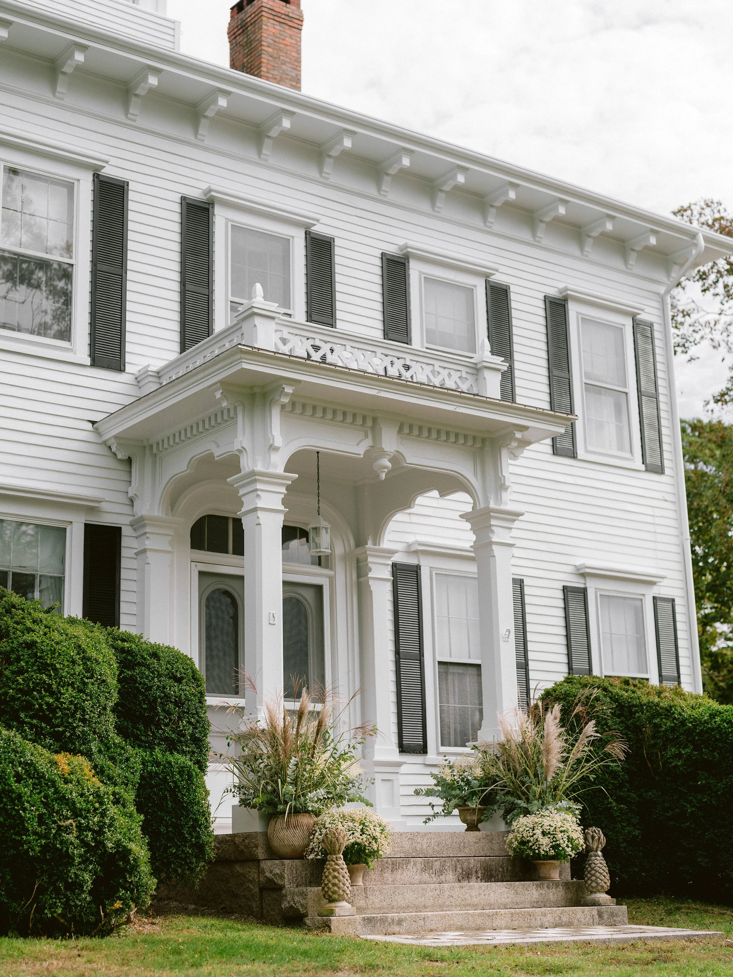5-Rhode-Island-Home-Decorated-with-Fall-Foliage-for-Destination-Wedding.jpg