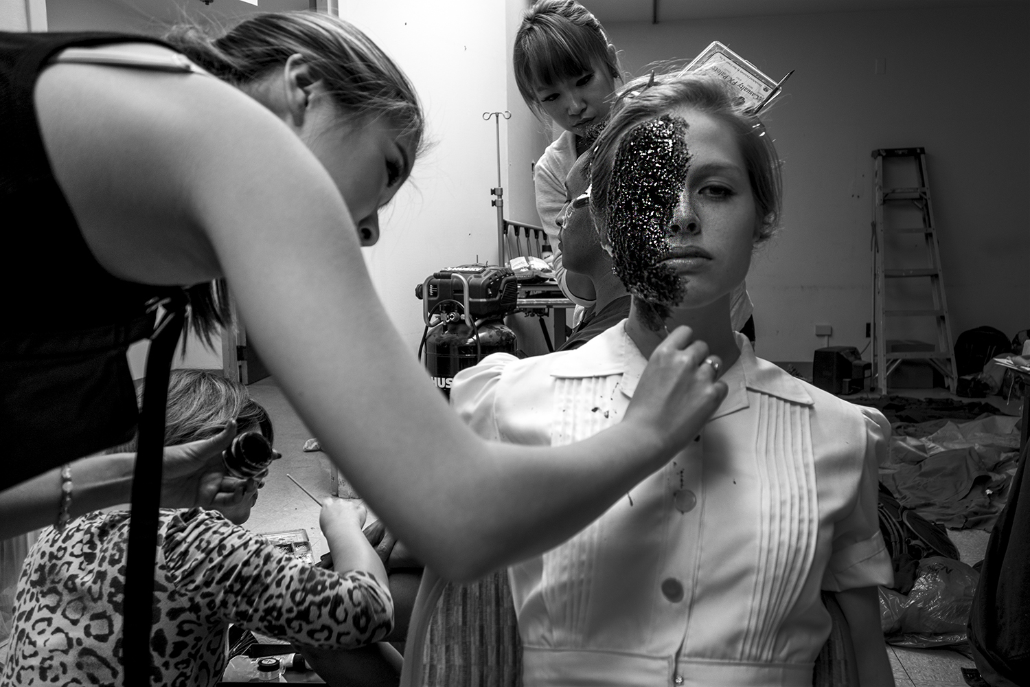  SHE STARTS THE DAY WITH A TEAM OF GIRLS . WHATS THAT ON HER FACE YOU ASK ? I HAVE NO IDEA . 