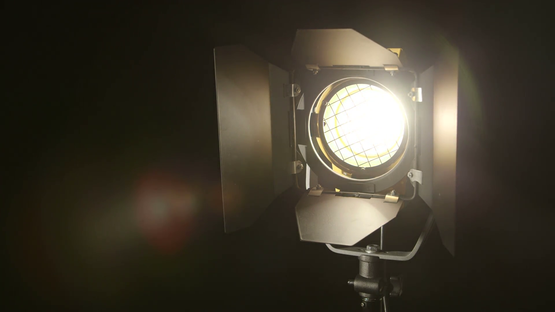 dimming-video-studio-fresnel-lens-spotlight-with-shutters-projecting-light-beam_n_7nfw2ul__F0009.png