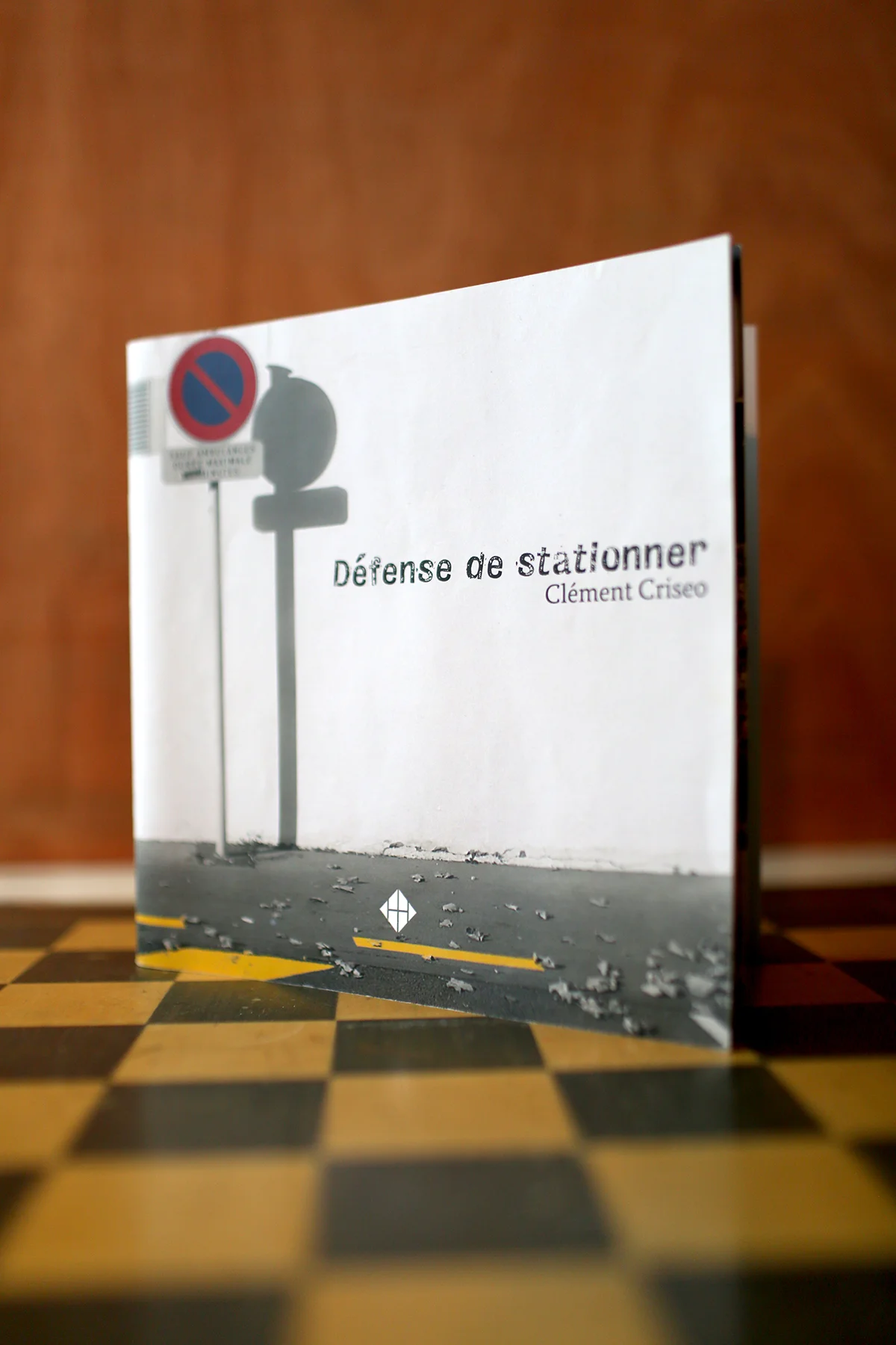 Dans Défense de stationner, la question ici posée est celle de la possibilité à se garer à de certains endroits pour ainsi dire éviter tous gênements à la libre circulation du véhicule. Ce recueil nous dresse une sélection non exhaustive des panneaux signifiant l'interdiction. Une suite est à prévoir vu le nombre de panneau qui existe en vrai.