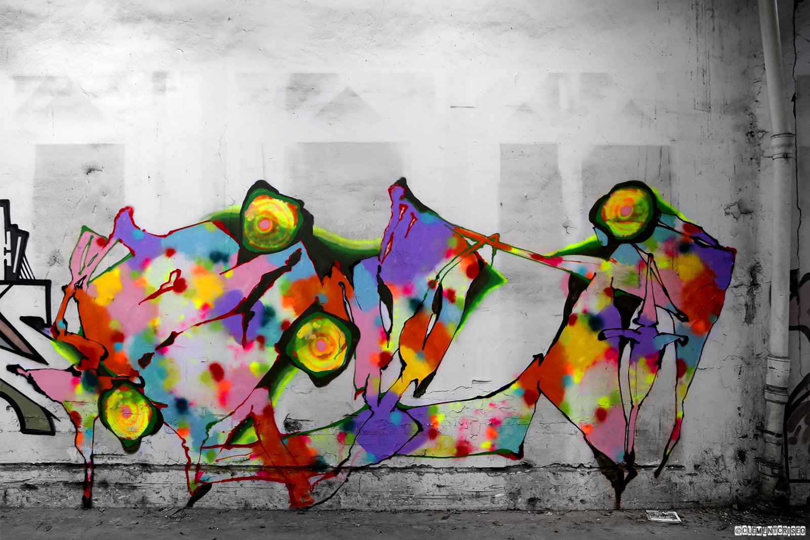 Éclaboussures de couleur sur mur crasseux