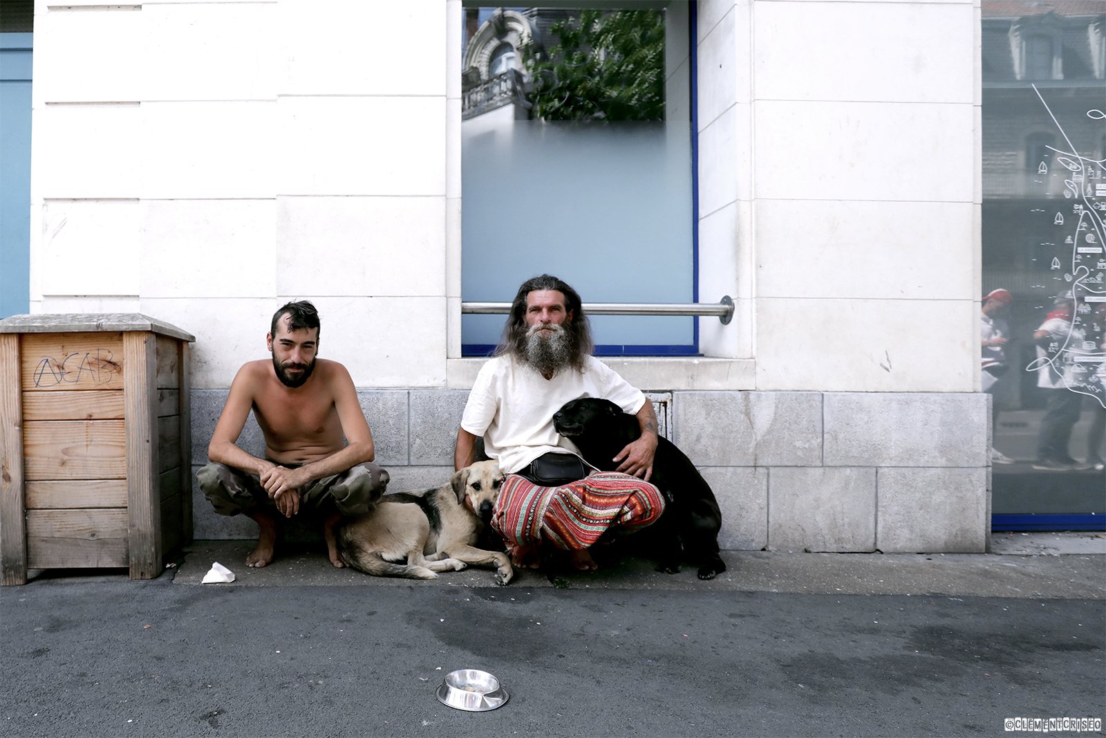 John, Blacky, un espagnol et son iench