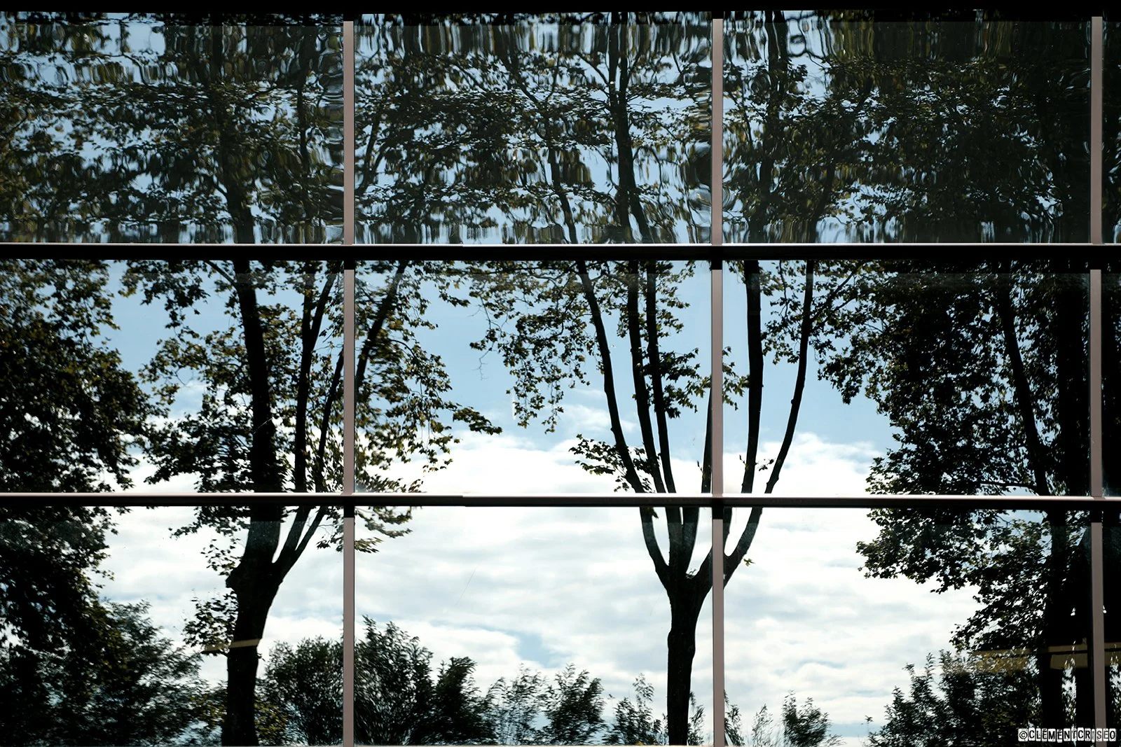 À la surface du verre