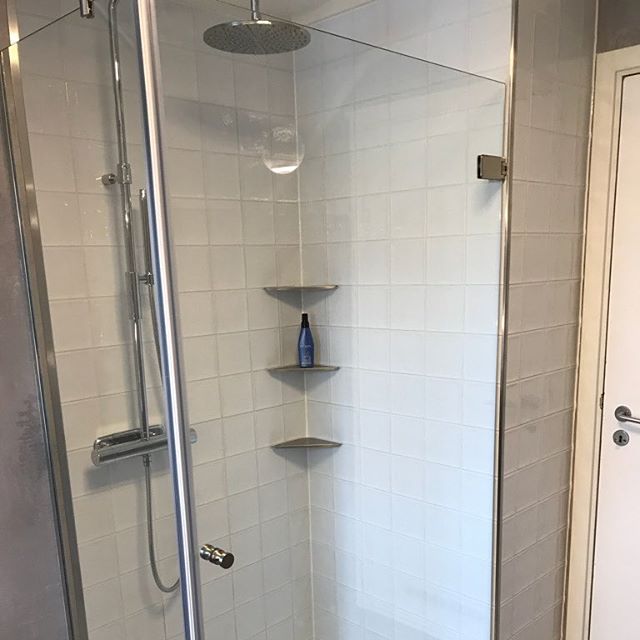 Har her rehabilitert et bad for kunde. Sammen med Gjøvik Byggservice AS og Gjøvik Glasservice AS, ble det et flott bad med gode løsninger. Kunden er strålende fornøyd med den lekre løsningen med dusjen. Hvite fliser med hvite epoxy-fuger sørger for lekre overflater som er lette å holde rene. Fliser fra Interiørhuset på Gjøvik.