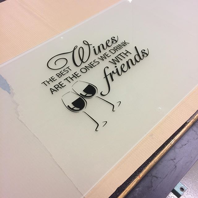 Tekst på glass over kjøkkenbenk