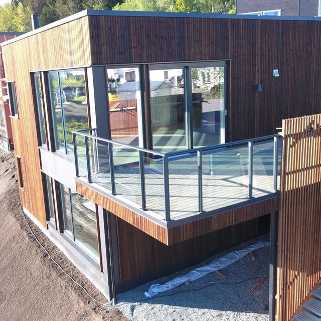 Rekkverk montert av oss på Gjøvik Glasservice. Kom innom for tilbud😁