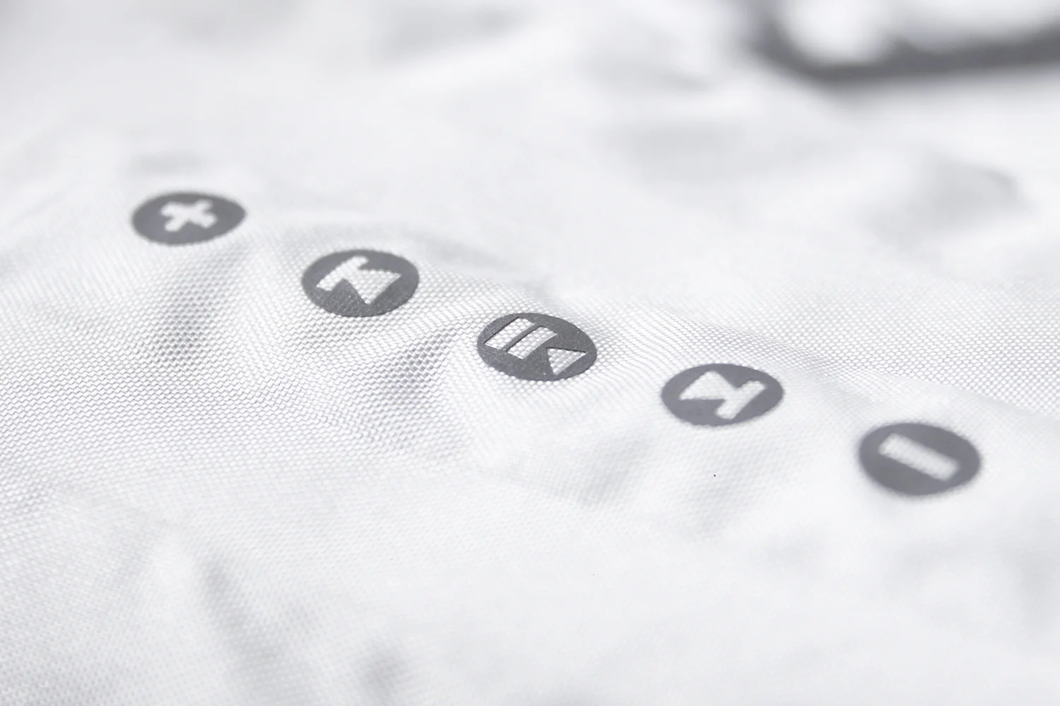 Bluetooth® audio controls integrated on sleeve*. *MARSLINE jacket only.