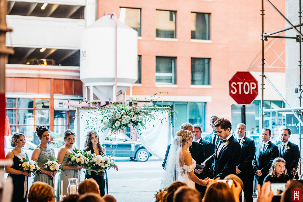 092-urban-modern-wedding-ceremony-downtown-indianapolis-alley-outdoor-le-meridien-indiana-street.jpg