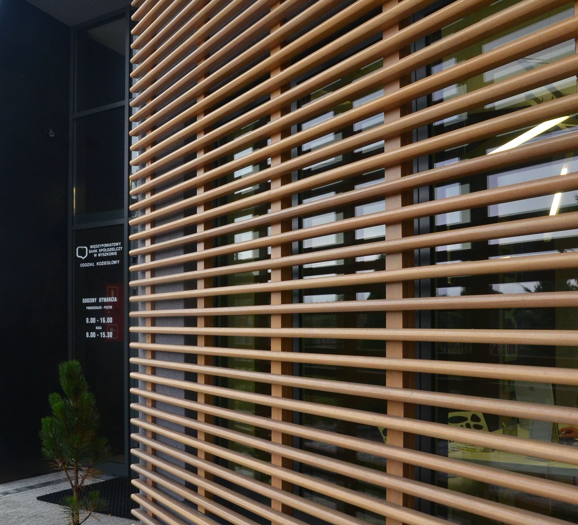 Drewniana "żaluzjowa" elewacja