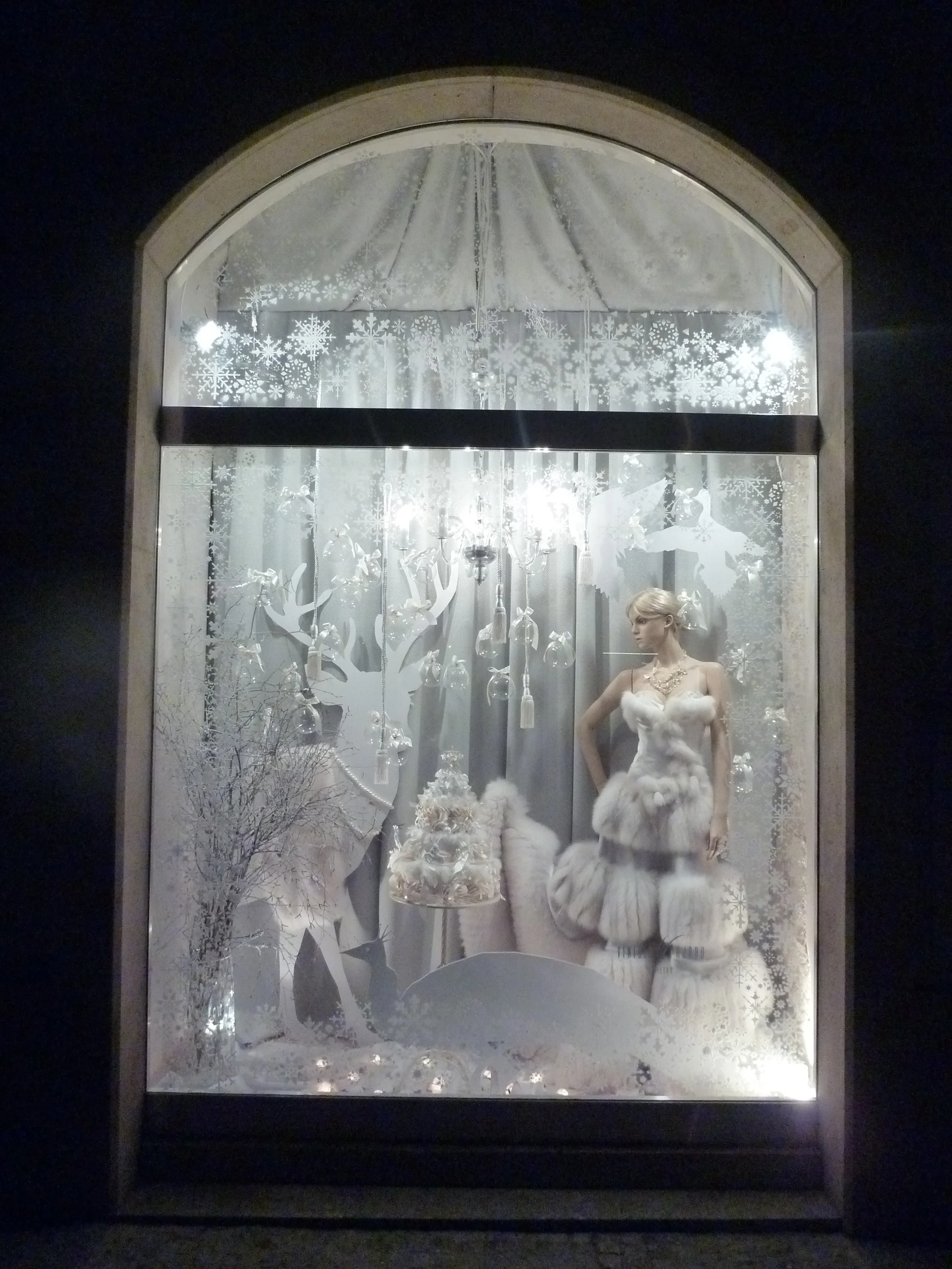 zimowe_biale_okna_sklepowe_design 1.JPG