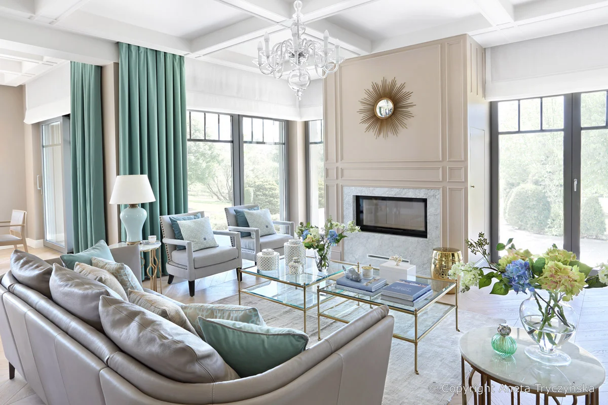 elegancki living-room z bialymi sztukateriami, salon, sciany.jpg