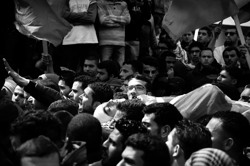  Family members carry the body of Saji Sayel Darwish. Saji was shoot the night before after supposedly attacking Israeli soldiers on the road to Ramallah. Beitin; Palestinian Territories, 11/03/2014 