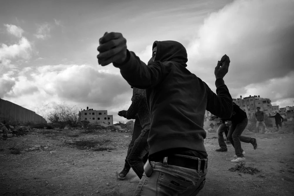 Young Palestinians clashes with the Israeli police at the Qalandiya check point. 