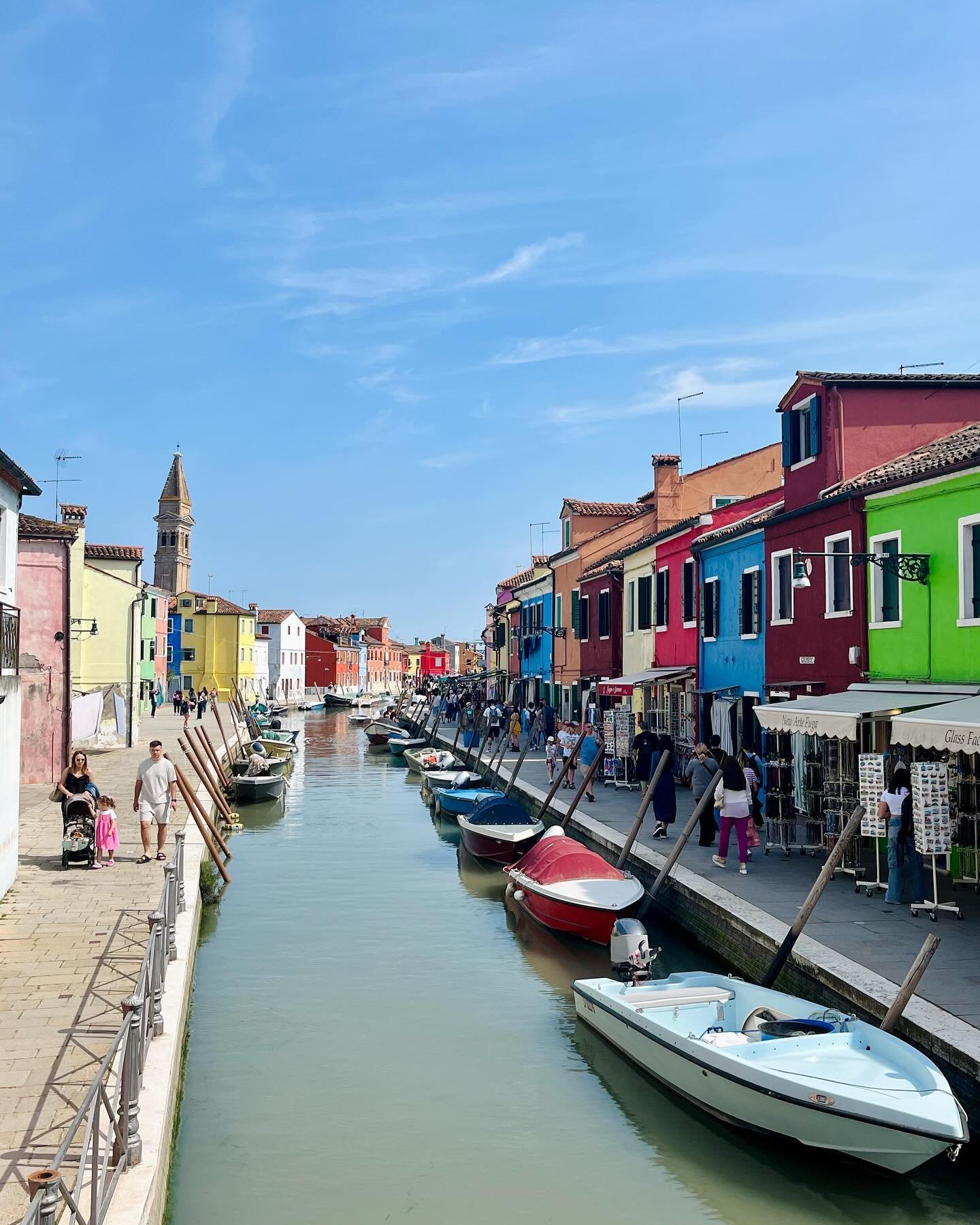 🖍️Postcards from colorful Burano from this past weekend in Venice 

Plus splashes of radicchio bitter aperitivo, horse tramezzini, tiramis&ugrave; and the new entry pass for day trippers (thoughts?!) not pictured: @labiennale and avoiding cannoli tr