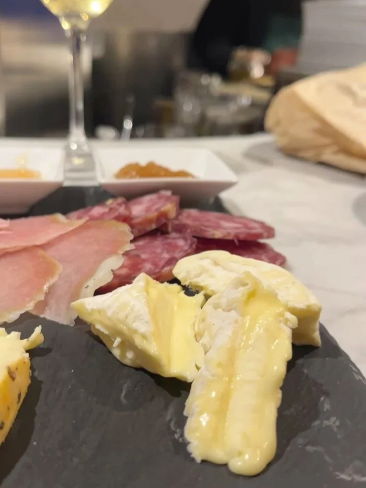 Drinking everything but the Prosecco 🥂 

Appreciation post for one of Florence&rsquo;s artisanal 
wine bar meccas unfazed by overtourism despite being a stone&rsquo;s throw off the Ponte Vecchio!

This stalwart in Florence&rsquo;s wine scene has bee