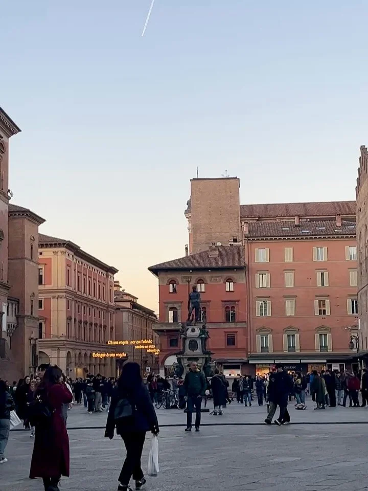 Zig zag of Bologna last weekend 🥣 

Zipping from bowls of passatelli in brodo, tortellini to martini sbagliato @volarebologna to swirling artisanal vino @slowwinefair with a huge emphasis on natural and biodynamic wines. A lot more laid back and dow