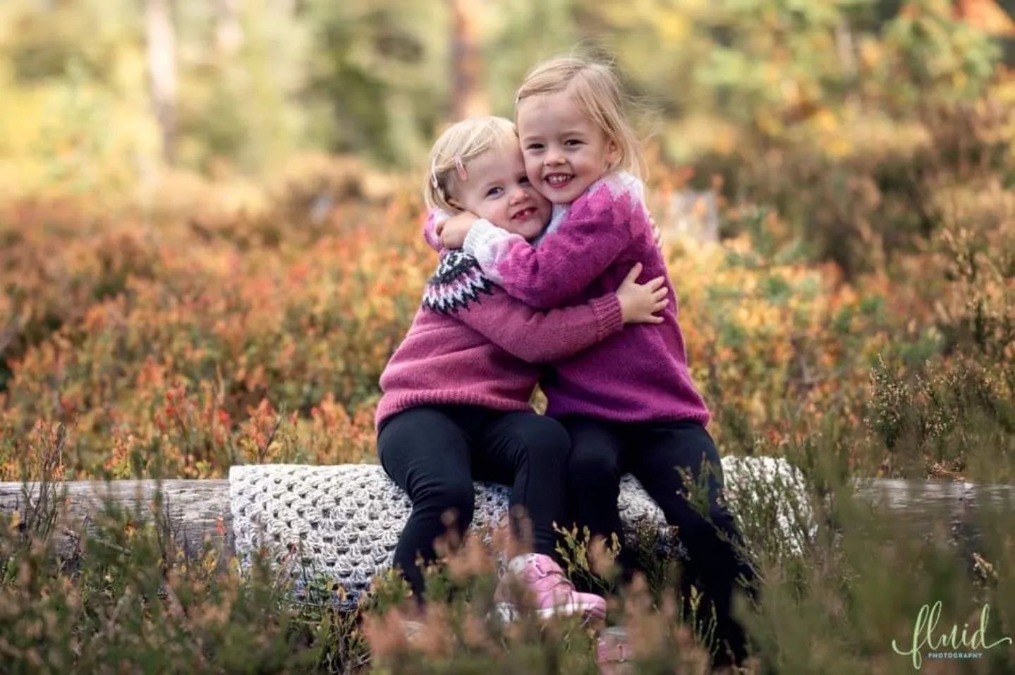 Sweet sisters in lovely autumn 🍂🍁 

Om du vil ha fotografering, m&aring; du ta kontakt straks! Vinteren er rett rundt hj&oslash;rnet.
.
.
.
#portraitphotographer #portrettfotograf #fluidphotographynorway #nikon  #intothelight #nikonlove #potd #zcre