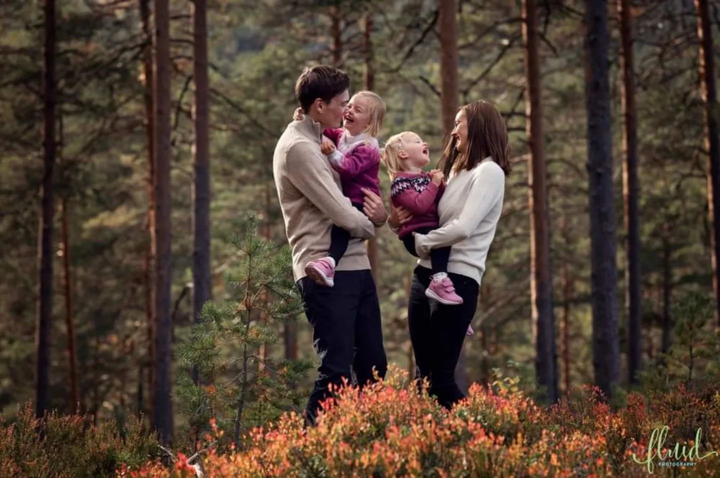 A lovely family and blueberry bushes in autumn 🍂 🫐
.
.
.
#portraitphotographer #portrettfotograf #fluidphotographynorway #nikon  #intothelight #nikonlove #potd #zcreators #kongsbergfotograf #barnefotografering #naturliglys #naturallight #kongsbergf