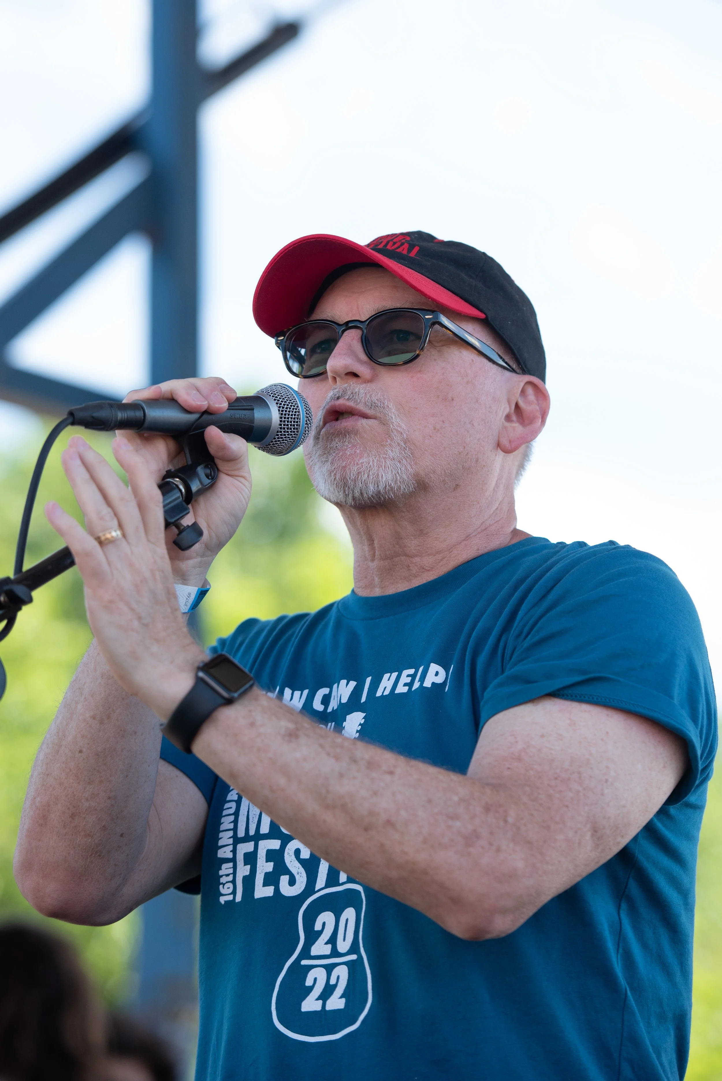 Festival Art Director Stuart Vance brings out the next act. © 2022 Lynda Shenkman