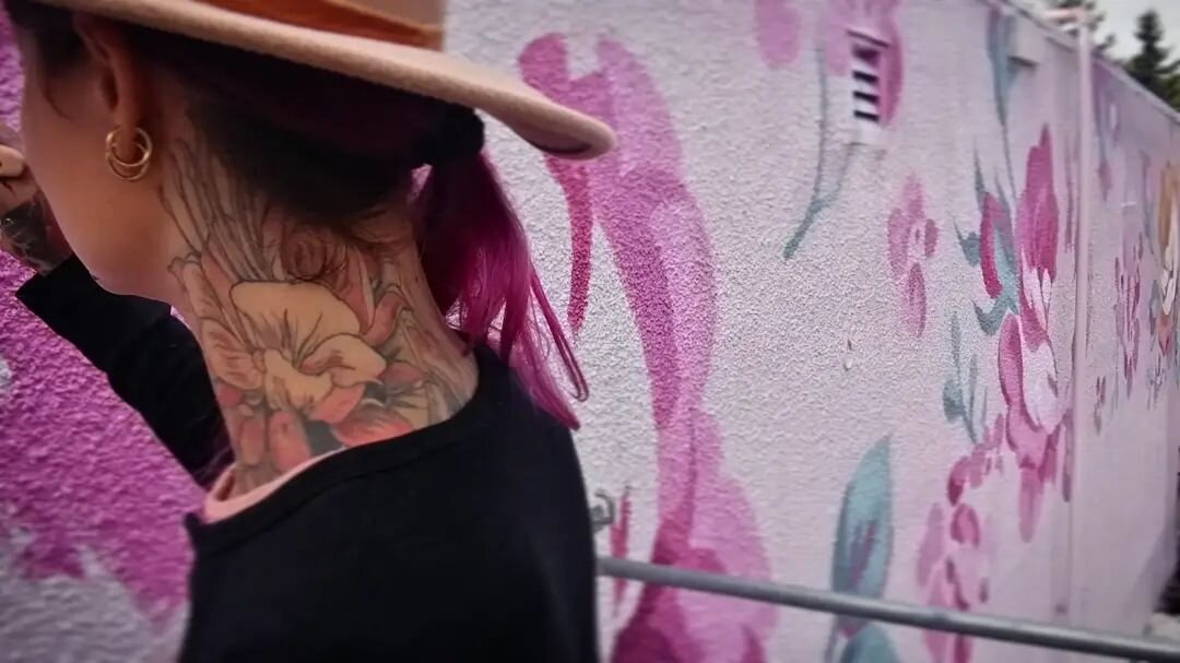 Can you spot the theme?? 🧐 Extra points if you can name our favourite colour.
 #pinklife #flowersfordays #girlswhopaint #pinkgorilla #floraltattoo #girlswithtattoos  #floralmural #publicartedmonton #muralsedmonton #pinkart #laceyandlaylaart #lalaart