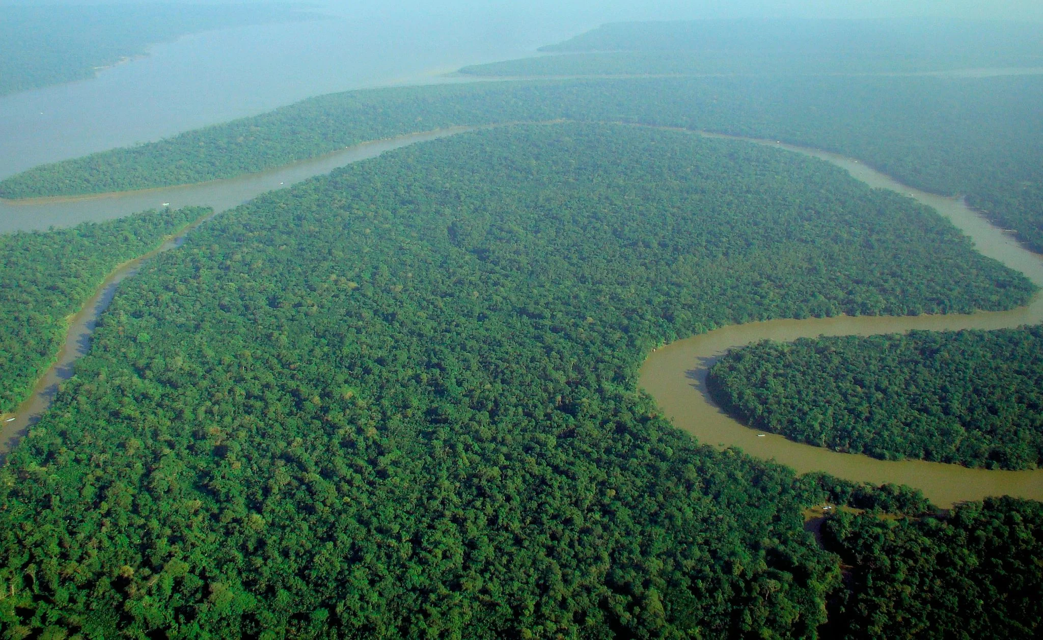 With an average freshwater discharge of approximately 219,000 cubic meters per second, the Amazon river represents 15-16% of the world’s total river flow into the world’s oceans.