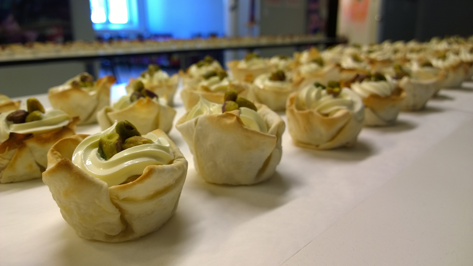 ....Rhubarb-pistachio Cups..Raparperipistaasipähkinäkuppi....