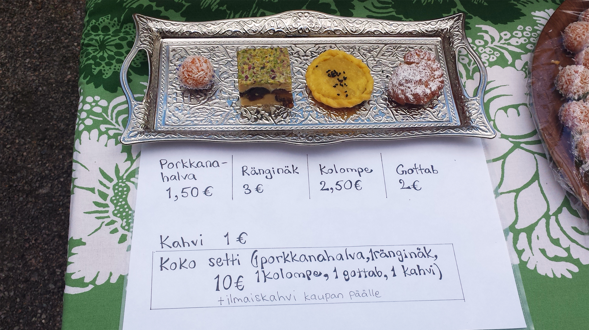 .... The menu included Iranian delicacies: Carrot Halva, famous Ränginäk, Kolompeh and Ghottab. .. Menu koostui iranilaisista herkuista: porkkanahalvasta, kuuluisasta ränginäkistä, kolompesta ja gottaabista. ....