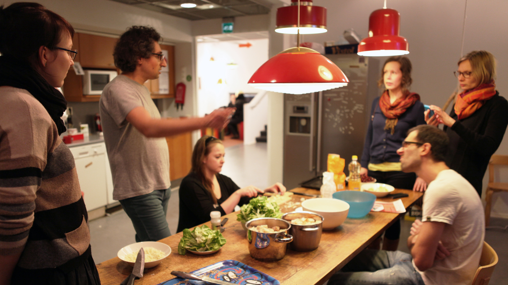.... The dinners became very successful and made the movie evenings more popular than before. Students from other departments started to also join the cooking sessions to prepare food for the dinner. .. Illallisista tuli todella suosittuja ja niiden ansiosta myös elokuvailloista tuli suositumpia kuin koskaan aikaisemmin. Muidenkin tiedekuntien oppilaita alkoi tulla mukaan kokkaustuokioihin, joissa illalliset valmistettiin. ....