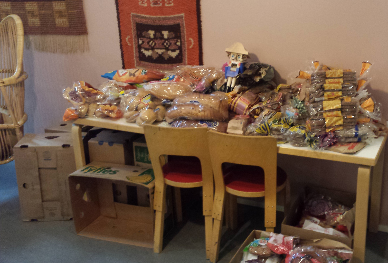 .... Usually the amount of foods gathered from groceries was massive. Vahid Mortezaei was asked to join them as a volunteer chef to prepare dinner out of them for about 20 guests every evening. .. Useimmiten ruokakaupoista saatua hävikkiruokaa oli todella paljon. Vahid Mortezaeita pyydettiin liittymään joukkoon vapaaehtoispohjalta ja valmistamaan joka tiistaisen illallisen noin 20 vieraalle. ....
