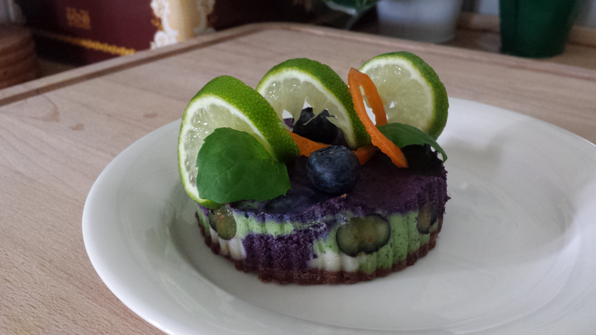 .... The Mäkinen family from Suodenniemi is one of the regular customers of the company. Their latest order, in Spring 2015, was a fresh mint-blueberry raw cake served in portions for a birthday party. .. Mäkisten perhe Suodenniemeltä on yksi yrityksen vakioasiakkaista. Heidän viimeisin tilauksensa keväällä 2015 muodostui tuoreesta mintusta ja mustikoista tehdystä raakakakusta, jota tarjottiin syntymäpäiväjuhlissa. ....