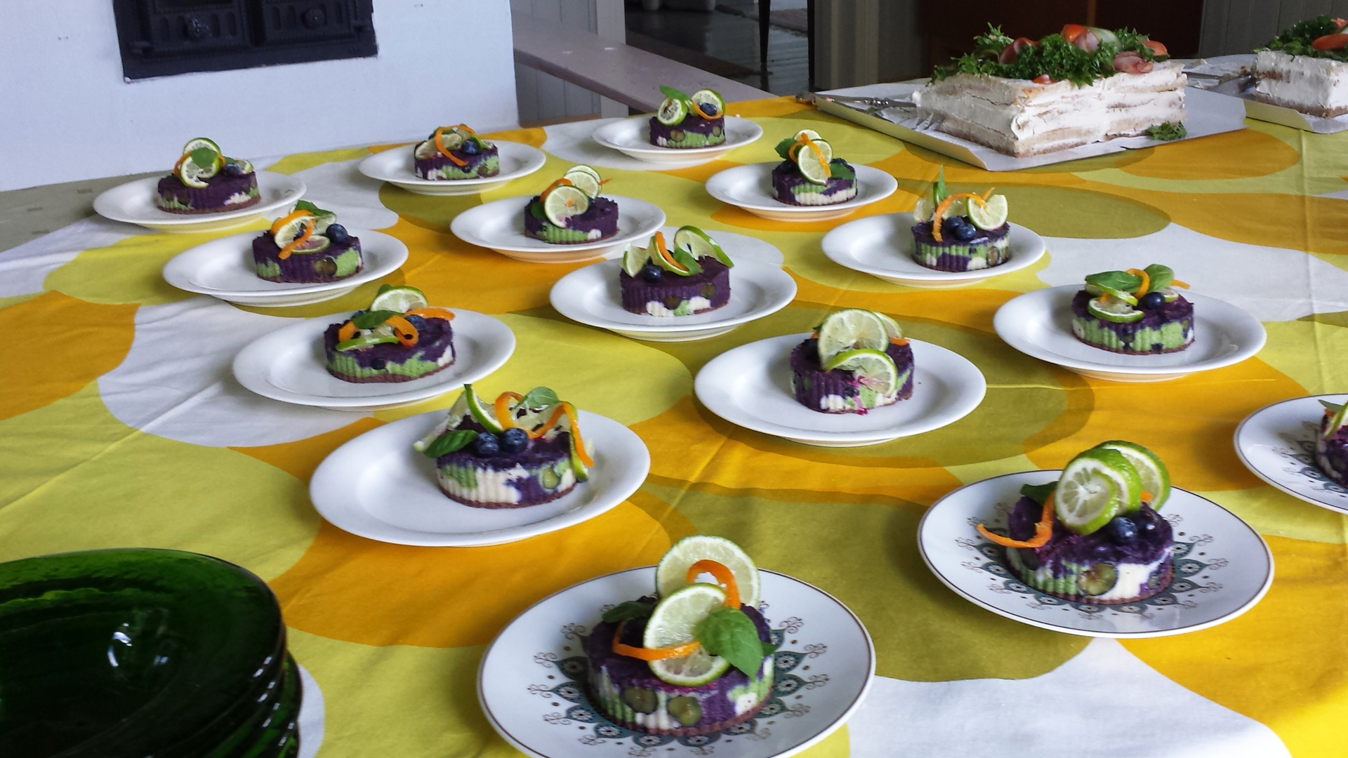 .... The 15 pieces of the cake for the 15 guests are ready to be served. .. 15 kakunpalaa ovat valmiina tarjottaviksi juhlien 15 vieraalle. ....