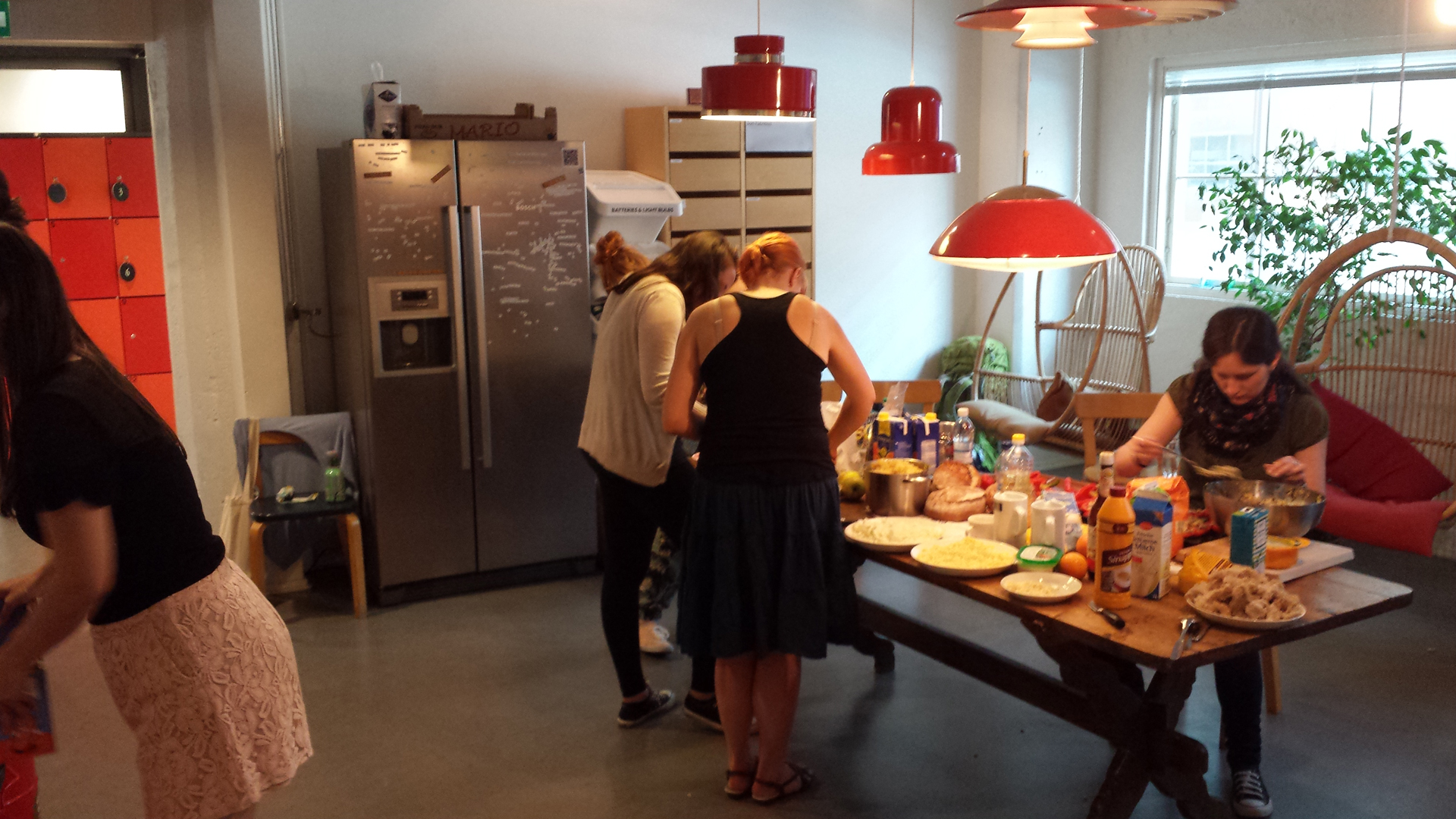 .... In May 2014, within the 19th European Students Symposium on the Environment , EuroEnviro2014 , Vahid Mortezaei conducted a worksop called Trash-dinner with participants from all around Europe at Aalto Media Factory. The topic was "How to Cook with Leftovers?". The participants were in charge of preparing dinner for the rest of the students by using dumpster-dived foods. .. Toukokuussa 2014 Vahid Mortezaei piti Aalto Media Factoryssa työpajan nimeltä “ Trash-dinner ” 19. eurooppalaisessa opiskelijoiden ympäristösymposiumissa ( EuroEnviro2014 ), johon osallistui opiskelijoita ympäri Eurooppaa. Aiheena oli “Miten kokata hävikkiruoka-aineista?". Osallistujat valmistivat muille opiskelijoile illallisen dyykatusta hävikkiruoasta. ....