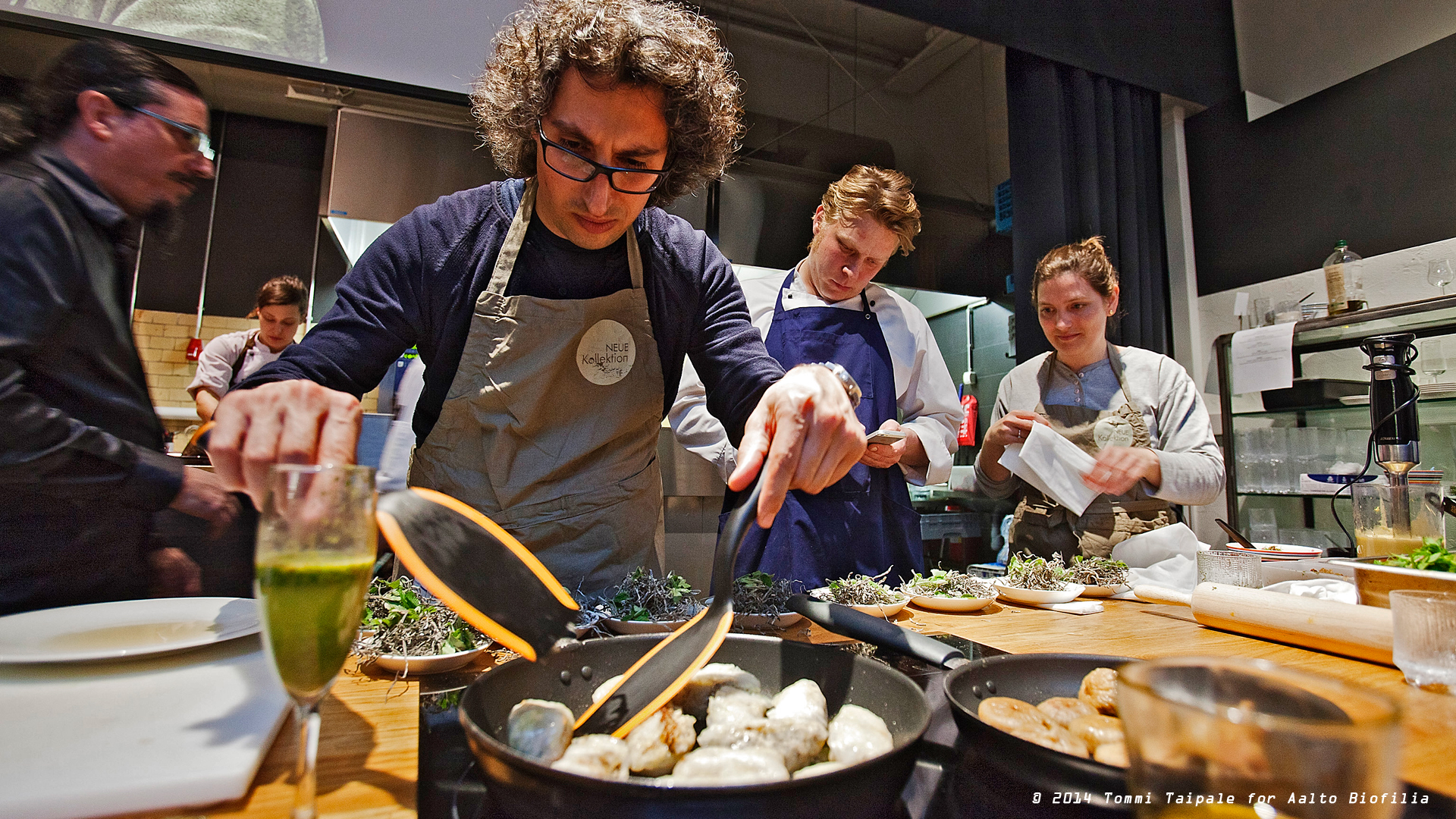 .... ArtMeatFlesh is the name of a live cooking show series that happens in different cities around the world. The show is a concept by Oron Catts from SymbioticA . The 4th show of the series took place in Helsinki at Flavour Studio as a part of the Dinner's Ready program. Vahid Mortezaei assisted the chef Sami Tallberg during the show. .. ArtMeatFlesh on ympäri maailmaa kiertävän live kokausshowsarjan nimi. Shown konseptin on luonut Oron Catts SymbioticA:sta . Sarjan neljäs show pidettiin Helsingissä Flavour Studiolla, osana Dinner's Ready:n ohjelmaa. Vahid Mortezaei avusti showssa Sami Tallbergia . ....