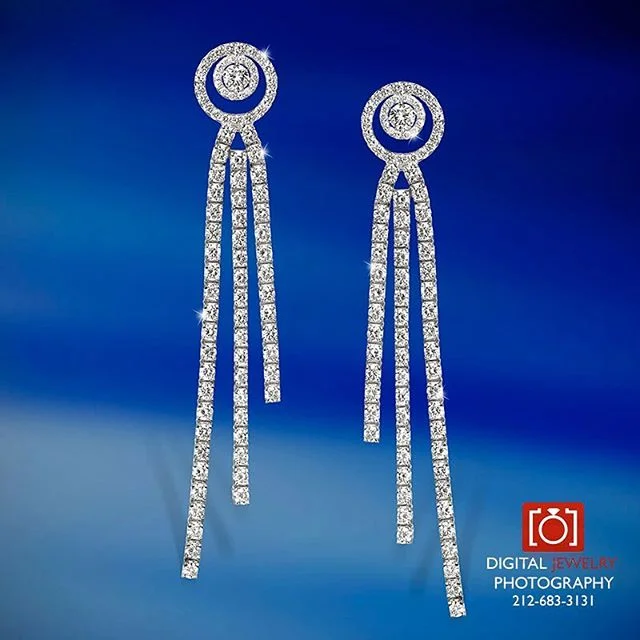 It feels like a diamond day. #diamondearrings #luxurylife #womensjewelry #jewelryphotographer #diamond #earring