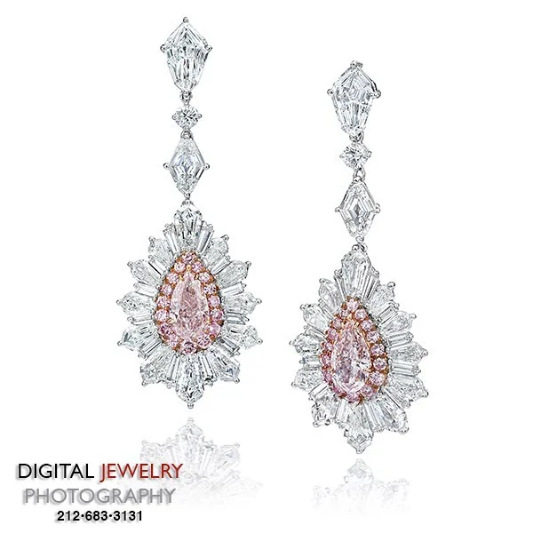 Happy International Women's Day! Let's celebrate this these hand made pink diamond earring by #davidmorjewelry photography by #digitaljewelryphotography. 
#earrings #fancy #pinkdiamond #pear #springfever #jewelryphotographer #jewelryphotography #plat