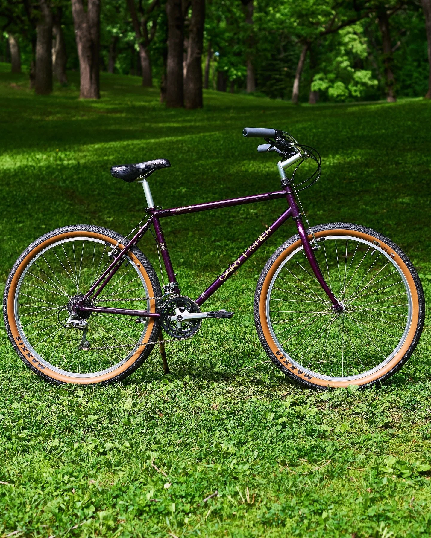 1996 Gary Fisher Wahoo

Built up for @mostlyshuvits to romp around on. 

Alivio 3x7 drivetrain 
Tektro brake levers 
Unknown bars 
ESI extra chunky grips 
Maxis DTH tires 

#klunker #garyfisherbikes #steelisrealmtb #custombike #custombikebuild #26ain