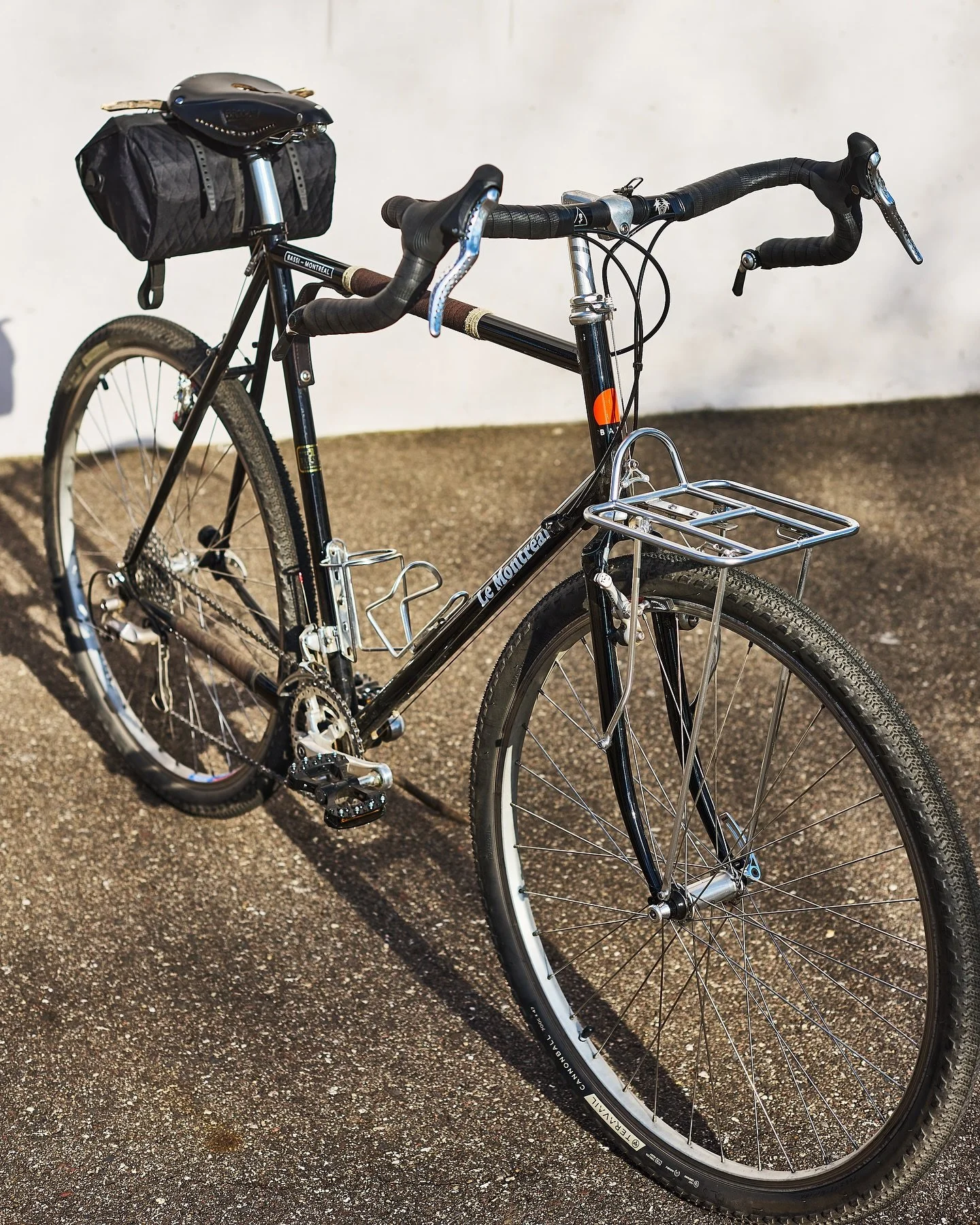 Bassi Le Montreal rig update.

Goin full randonneur mode!

Crust Towel Rack drop bars 
Micro Shift bar end shifters 
Nitto Technomic stem 
Nitto Obento rack 
Teravail Cannonball tires 

#custombike #steelisreal #crustbikes #teravail #nitto #bassibike