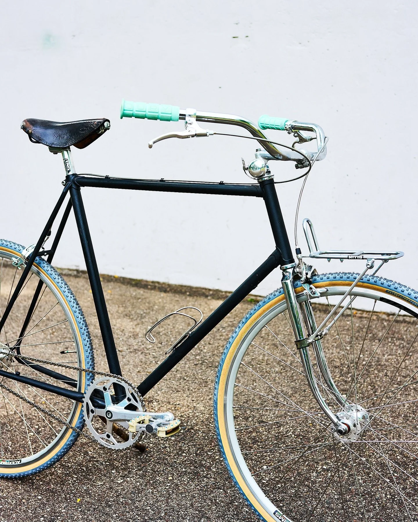 Unknown frame - single speed build for Josh.
It&rsquo;s all about that little details with this one. It was a pleasure working with @joshktz to pick out parts and make this one come to life. Turned out stylish as hell and it&rsquo;s insanely fun to r