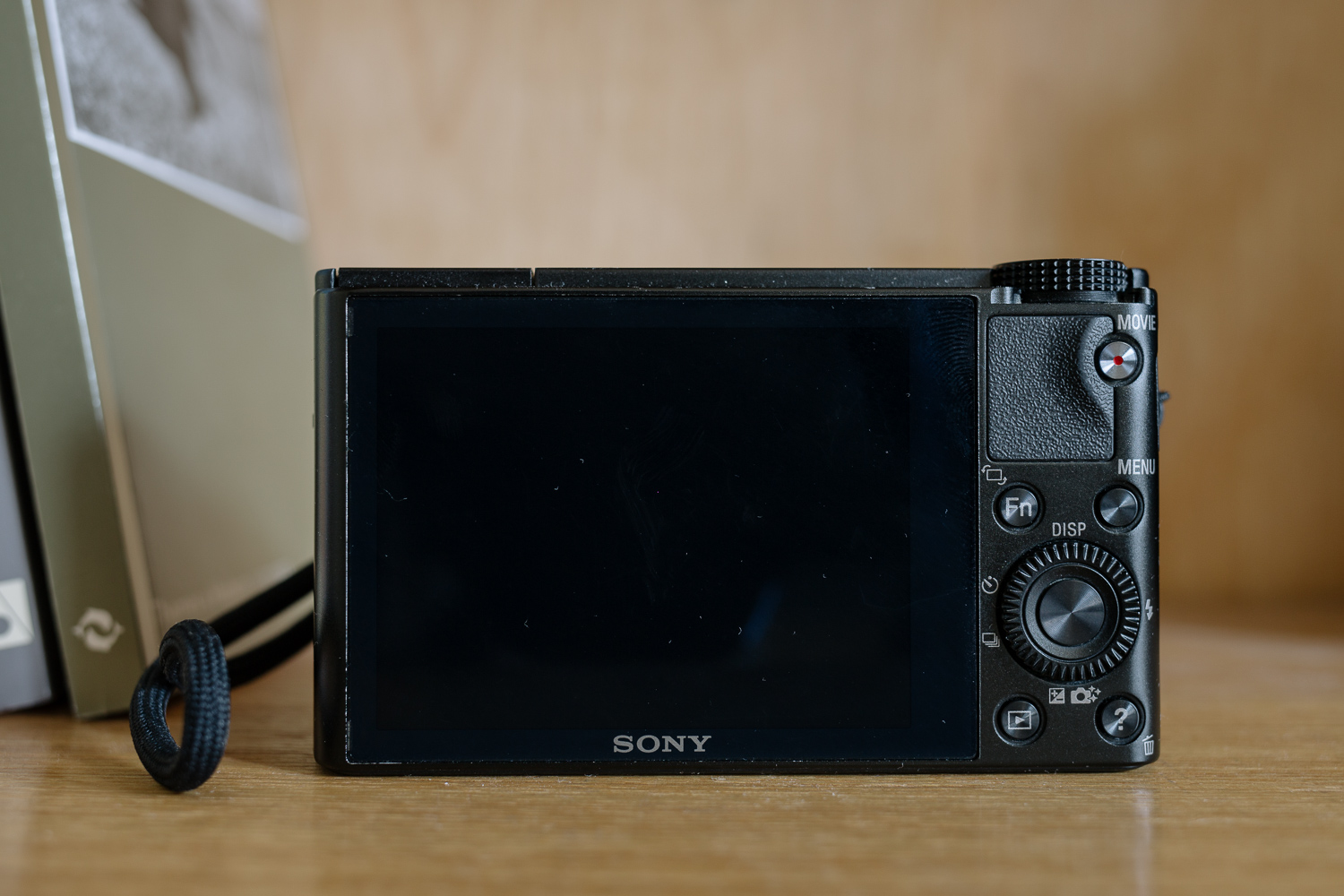 Müügiks imeväike Sony RX100. - Väga heas seisukorras (4000 kaadrit) Sony RX100 - Kolm akut (hästi pidav originaal ja kaks kasutamata koopiat) - Randmepael - Hästi istuv mustast kunstnahast vutlar - Kogu müügipakend Blogi kaudu kuulutuse nägijale hind vaid 240;)