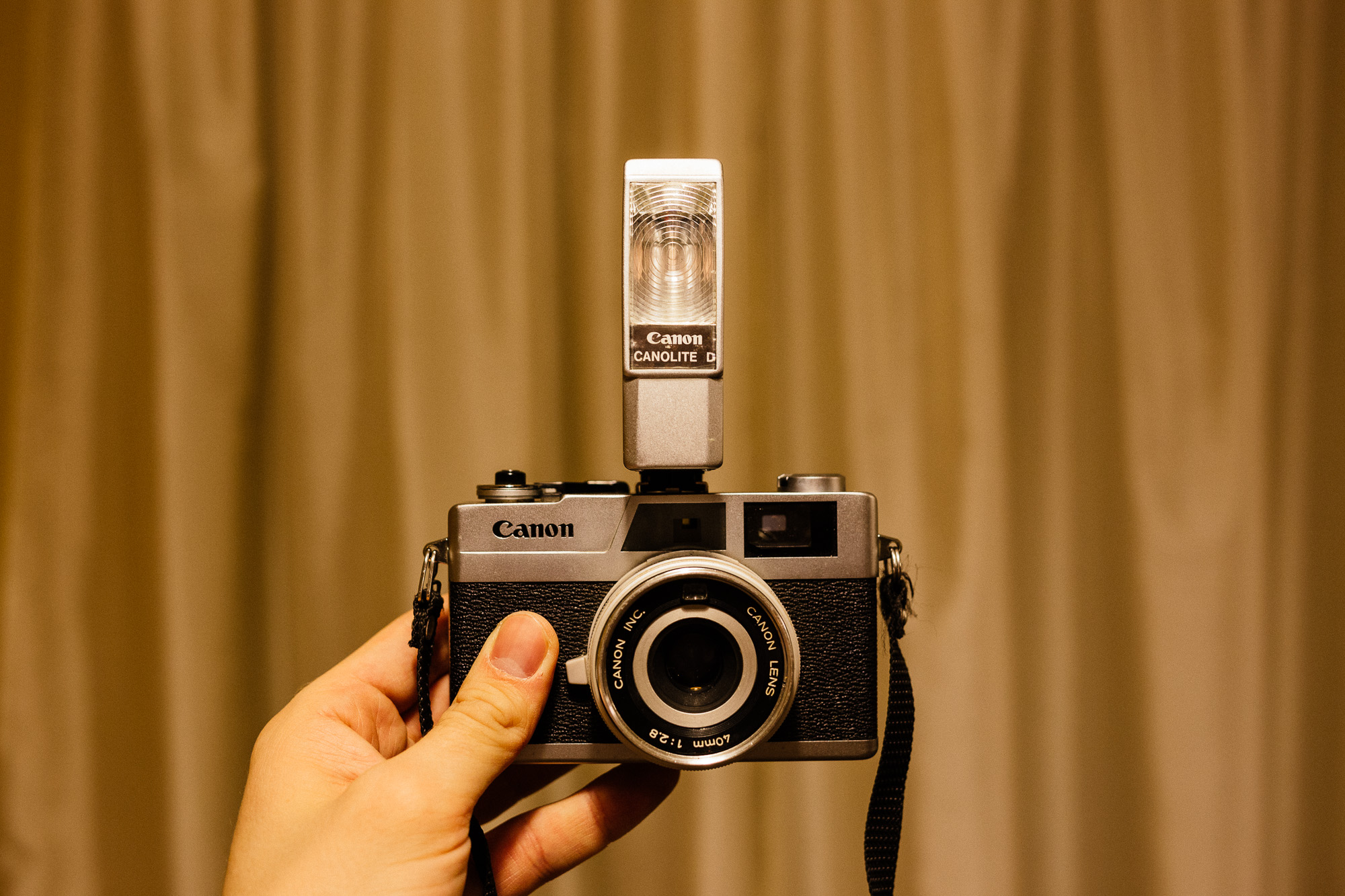 Ära anda selline Canonet 28 ja Canolite D. Valgusmõõtja ja säriautomaatika ei tööta ning seetõttu saab kasutada ainult manuaalselt säriajaga 1/30. Ava saab siiski muuta. Vähetõeneäoline, et probleem tuleneb patarei väsimisest, aga välistada seda võimalust ei saa. Kätte saaks Tartust. All ka üks pilt, mis selle kaameraga tehtud on (must äär on skännimise viga). I'm giving away this Canonet, if you happen to live in Tartu:)