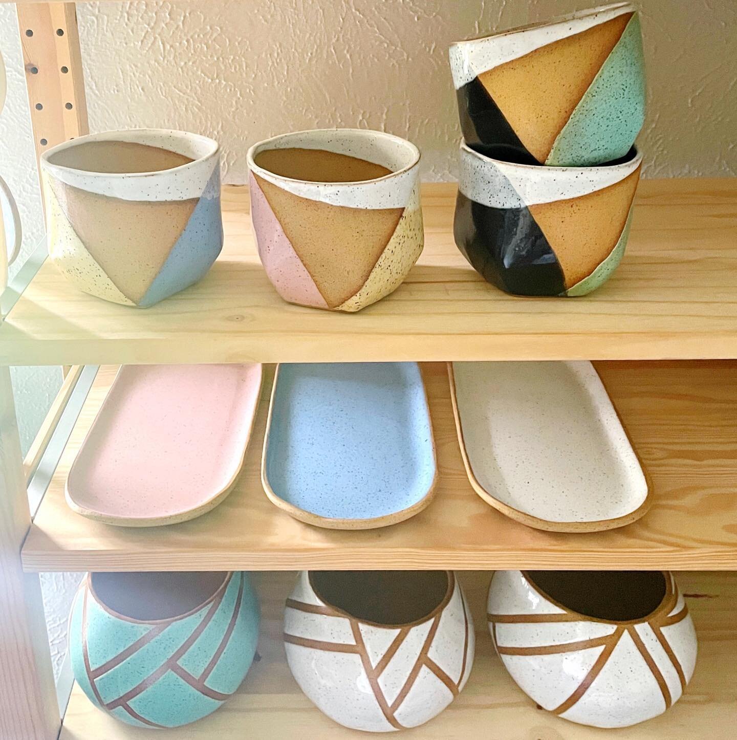 The kiln is cool and I just did a little Sunday restock of the shop! Pictured here top to bottom are Rise planters, Mesa trays, and Pu&rsquo;u planters&hellip; also restocked 👉🏼 Kiwi planters, Trio dishes, and Kure dishes 🤗
.
#ceramics #shelvesofc
