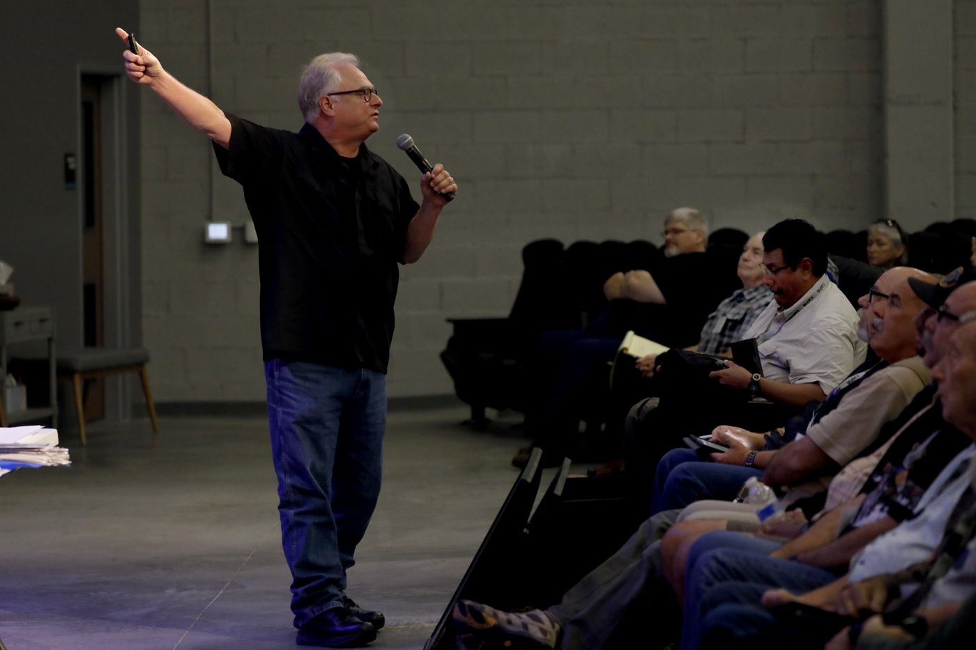 Jimmy Meeks speaking to the crowd at the Huntington Beach, California Sheepdog Seminar ( LA Times) .