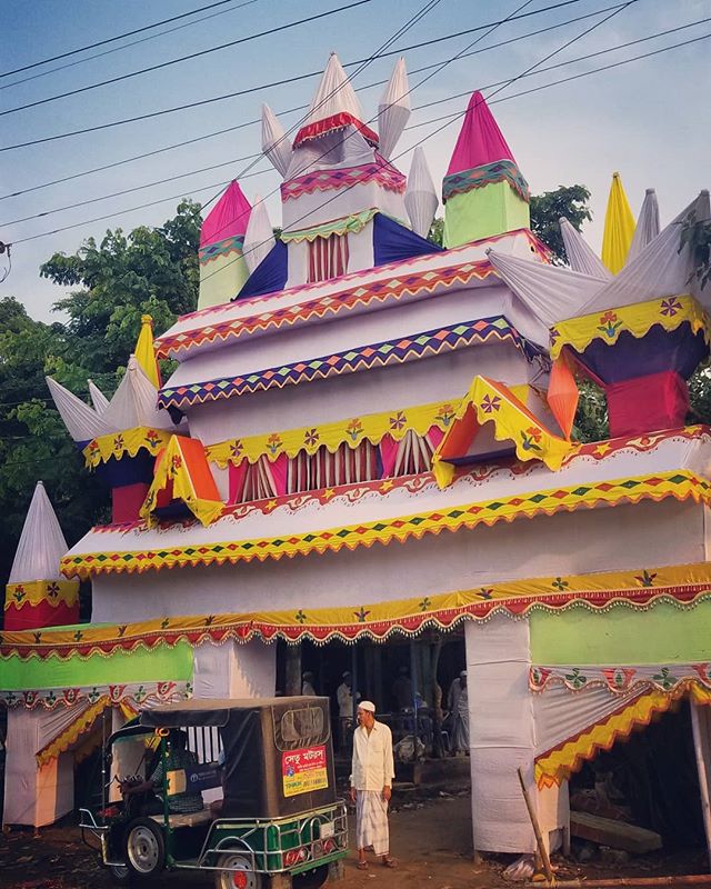 One of my favorite things= pop up, roadside tent arches.  Always sure to bring a smile to my face. I was hoping to build one for my going away party but found out today that they're for weddings 🤦🏼&zwj;♀️🤩🧡🎉🇧🇩
.
.
.
#banglagood #banglawedding 